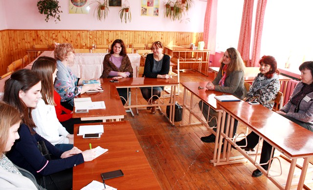 Доктор педагогічних наук, проф. Е. Я. Палихата висловлює подяку вчителям-словесникам та дирекції школи